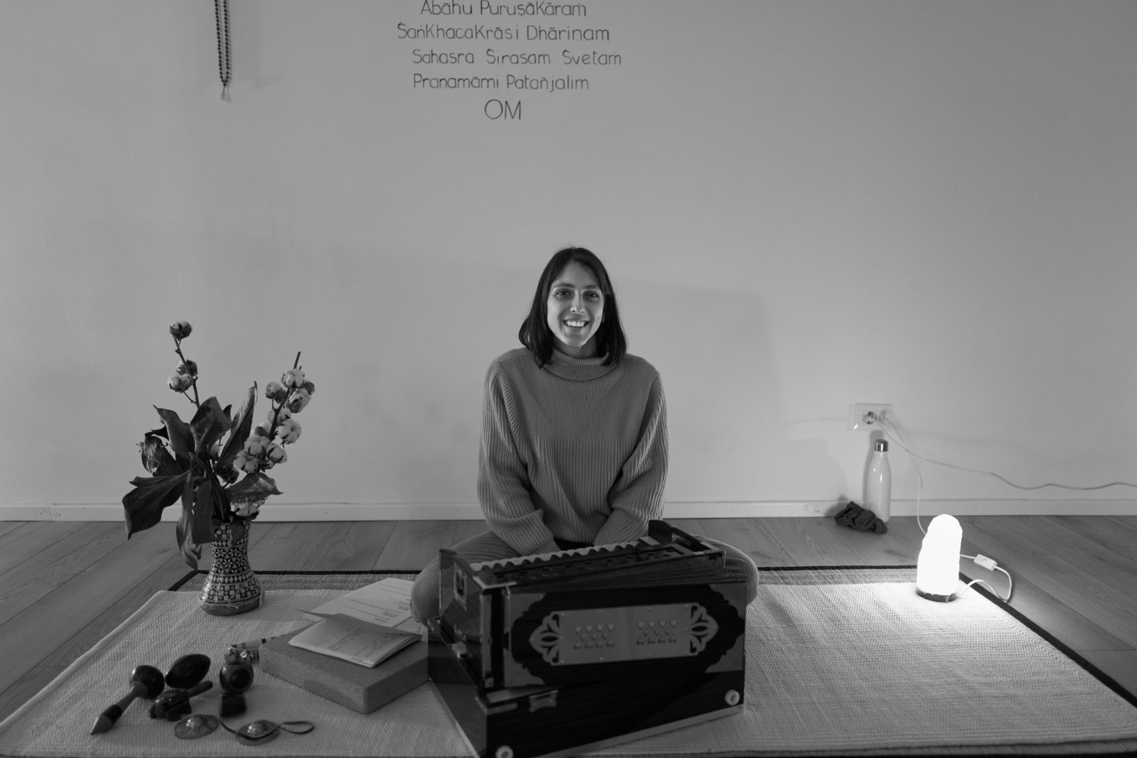 Luisa Stambene con l'Harmonium