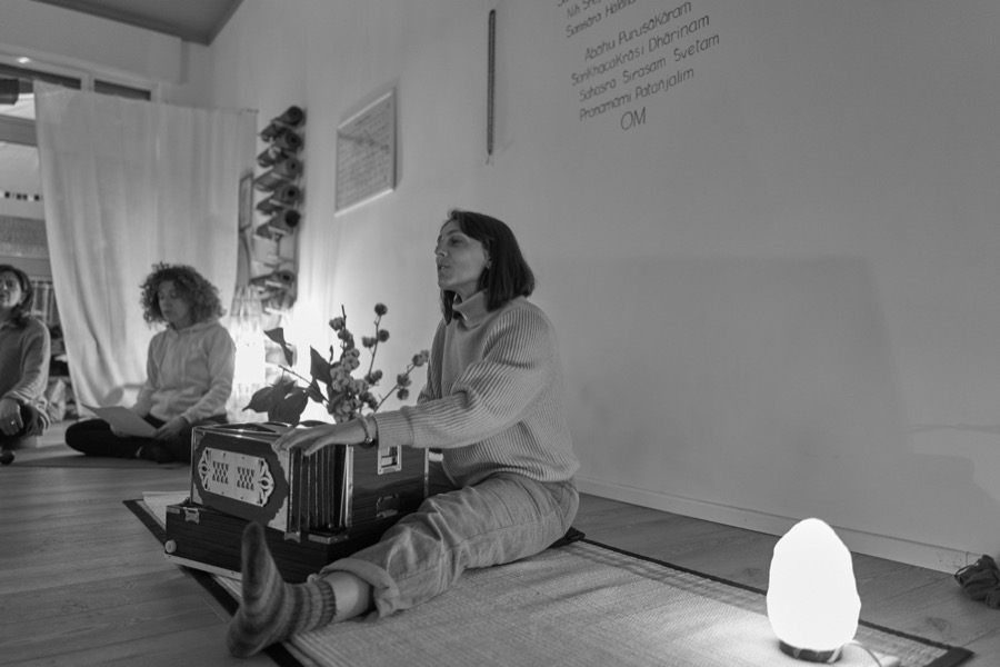 Luisa Stambene durante una sessione di meditazione